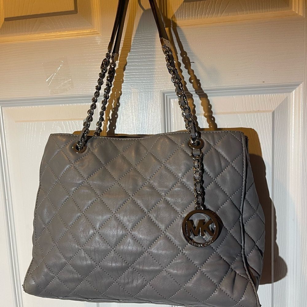 Michael Kors soft leather gray quilted shoulder bag silver tone chain straps. - Picture 3 of 16